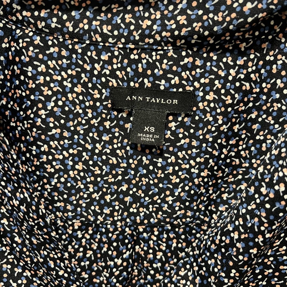 Ann Taulor blouse. Size xs. - Picture 3 of 3